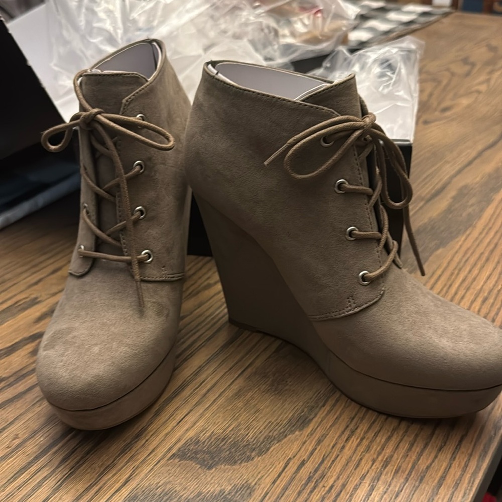 GBG Los Angeles gg Aheela booties, Size 5 1/2 in Taupe